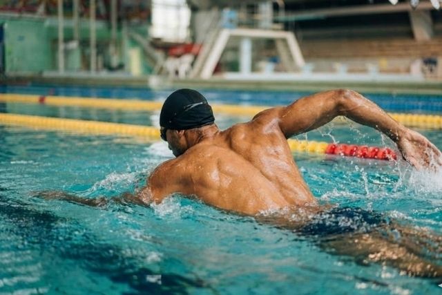 does swimming build muscle