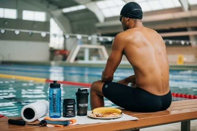 does swimming build muscle